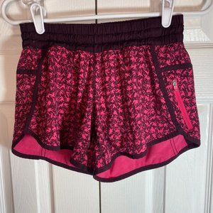 lululemon Tracker Short III | Mountain Peaks Bon Bon Bordeaux Drama | Size 6